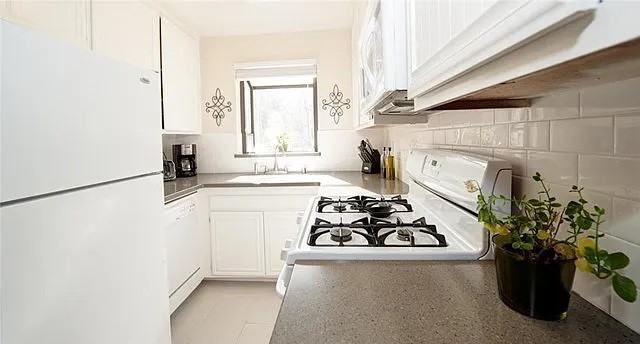 27925 Tyler Ln #3A - Photo 2 of 5