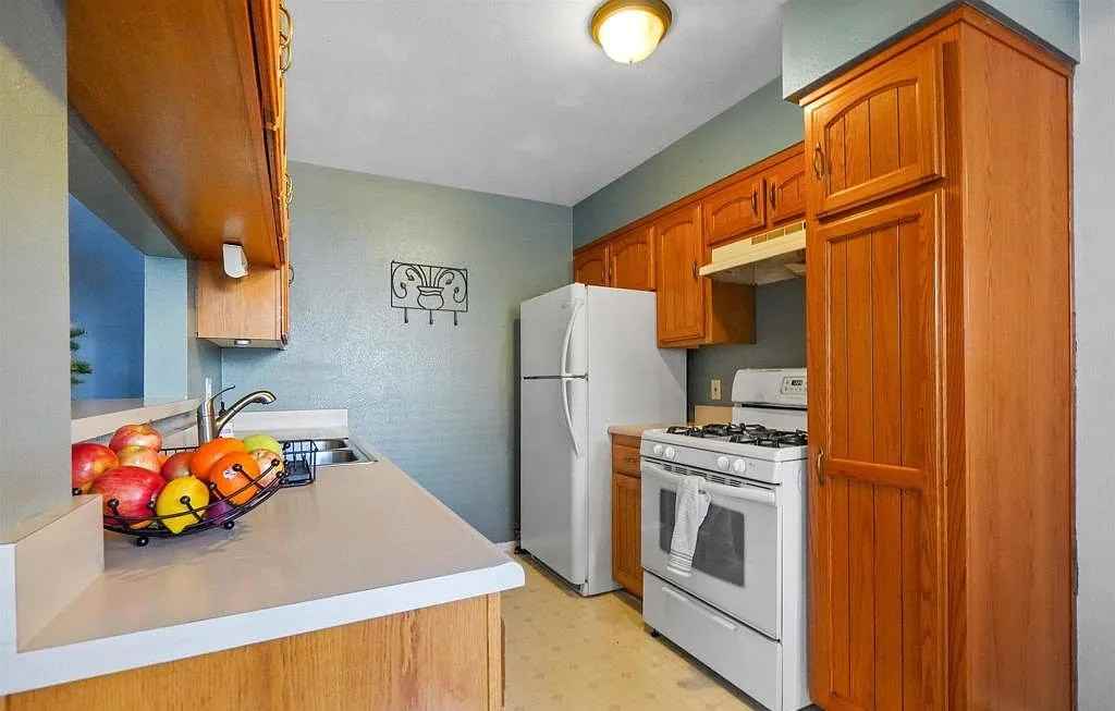 21005 Gresham St #2B - Photo 3 of 10