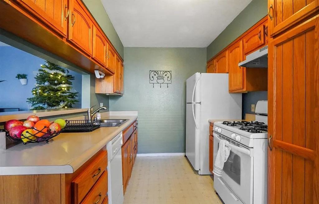 21005 Gresham St #2B - Photo 5 of 10