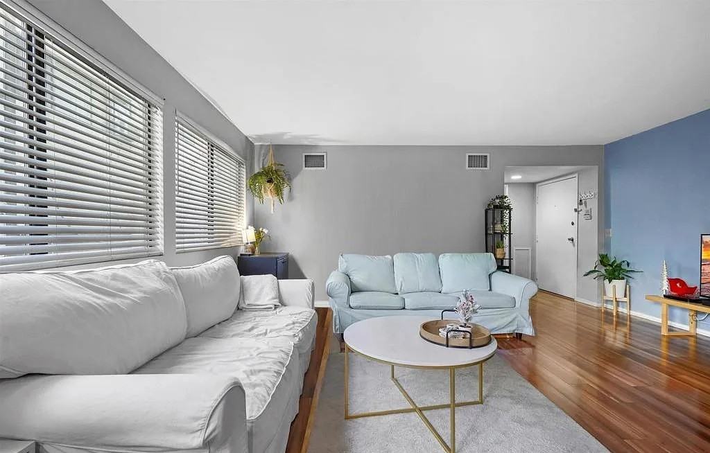 21005 Gresham St #2B - Photo 6 of 10