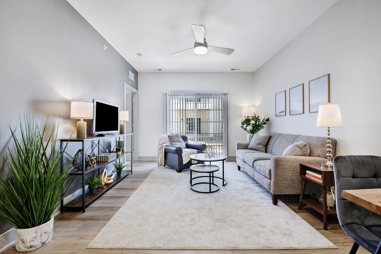 6026 Broadway St - Photo 2 of 14