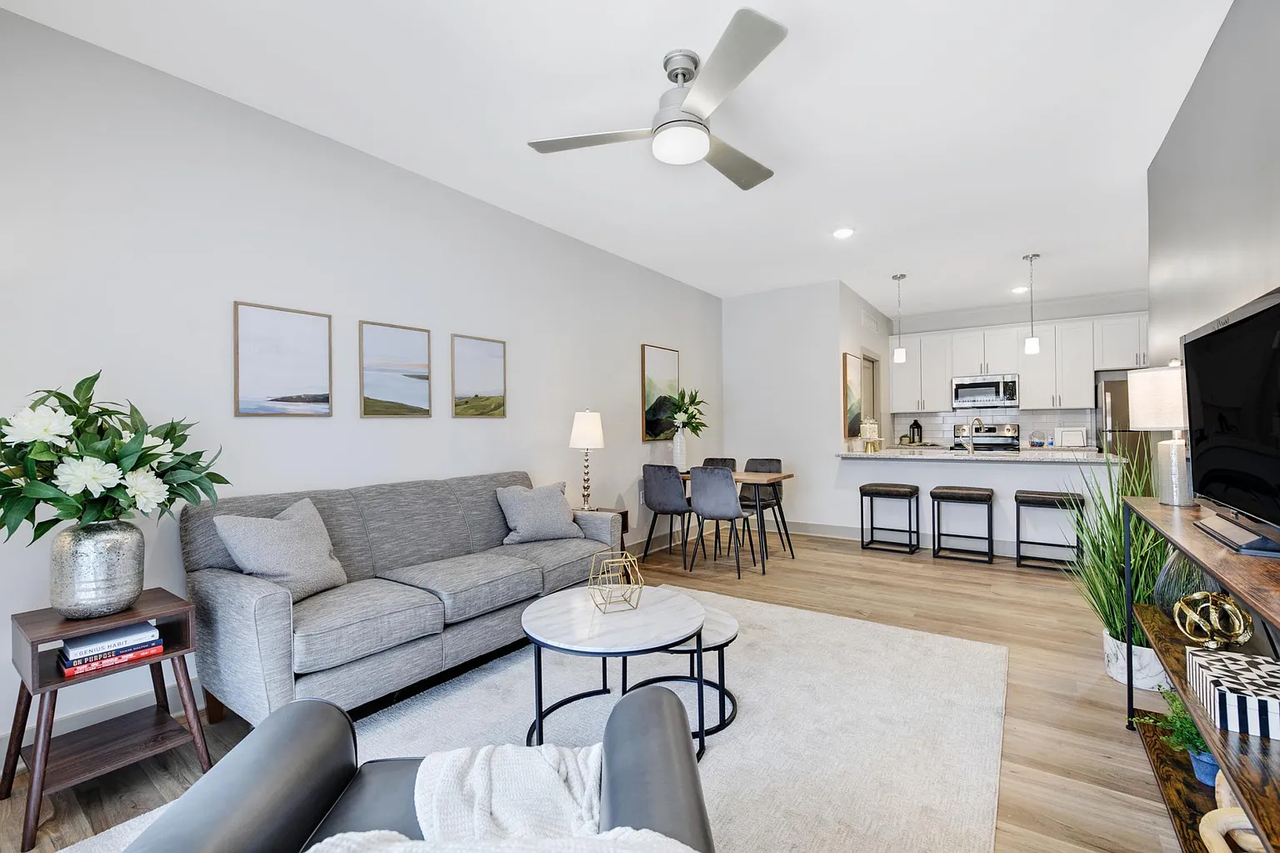 6026 Broadway St - Photo 3 of 14