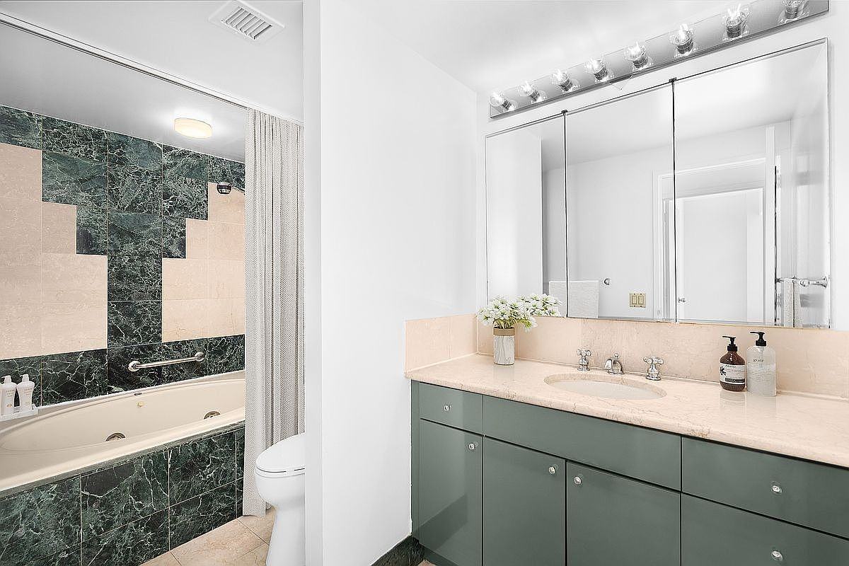 43 W 61st St #16K - Photo 4 of 5