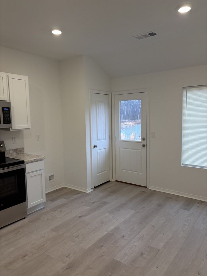 43 Remington Ln - Photo 3 of 16