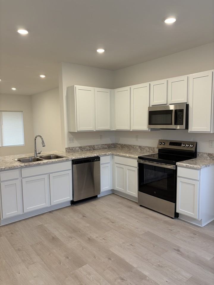 43 Remington Ln - Photo 4 of 16