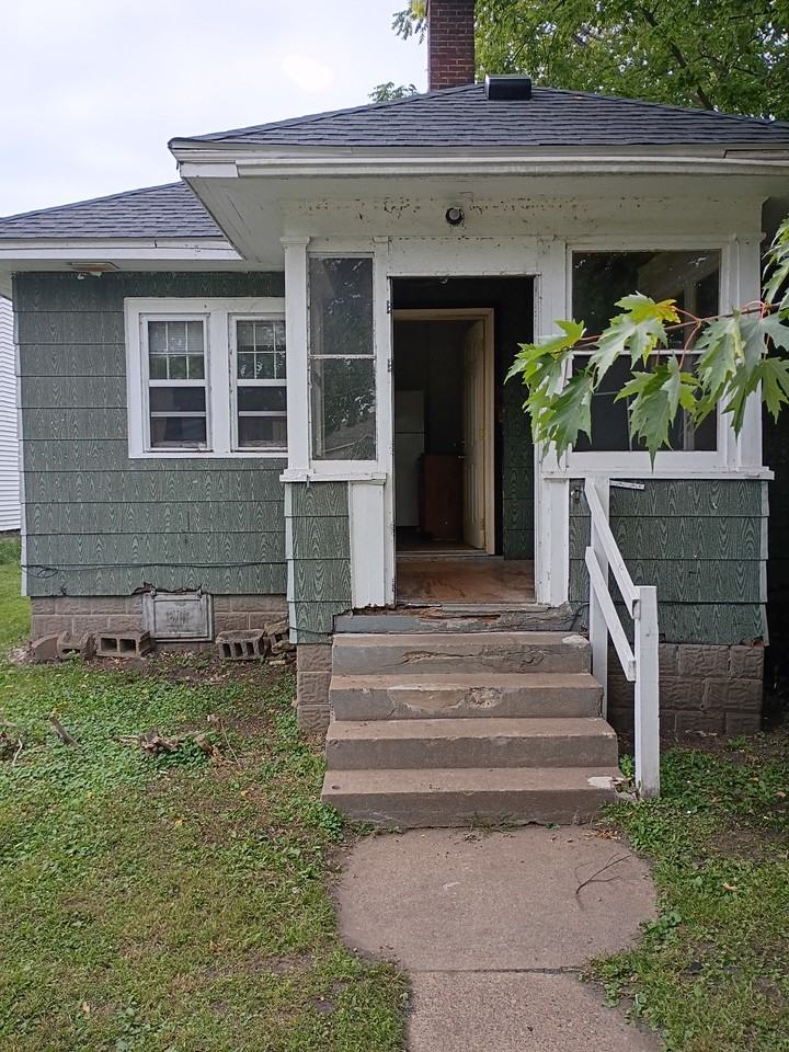 708 Menomonie St - Photo 4 of 29