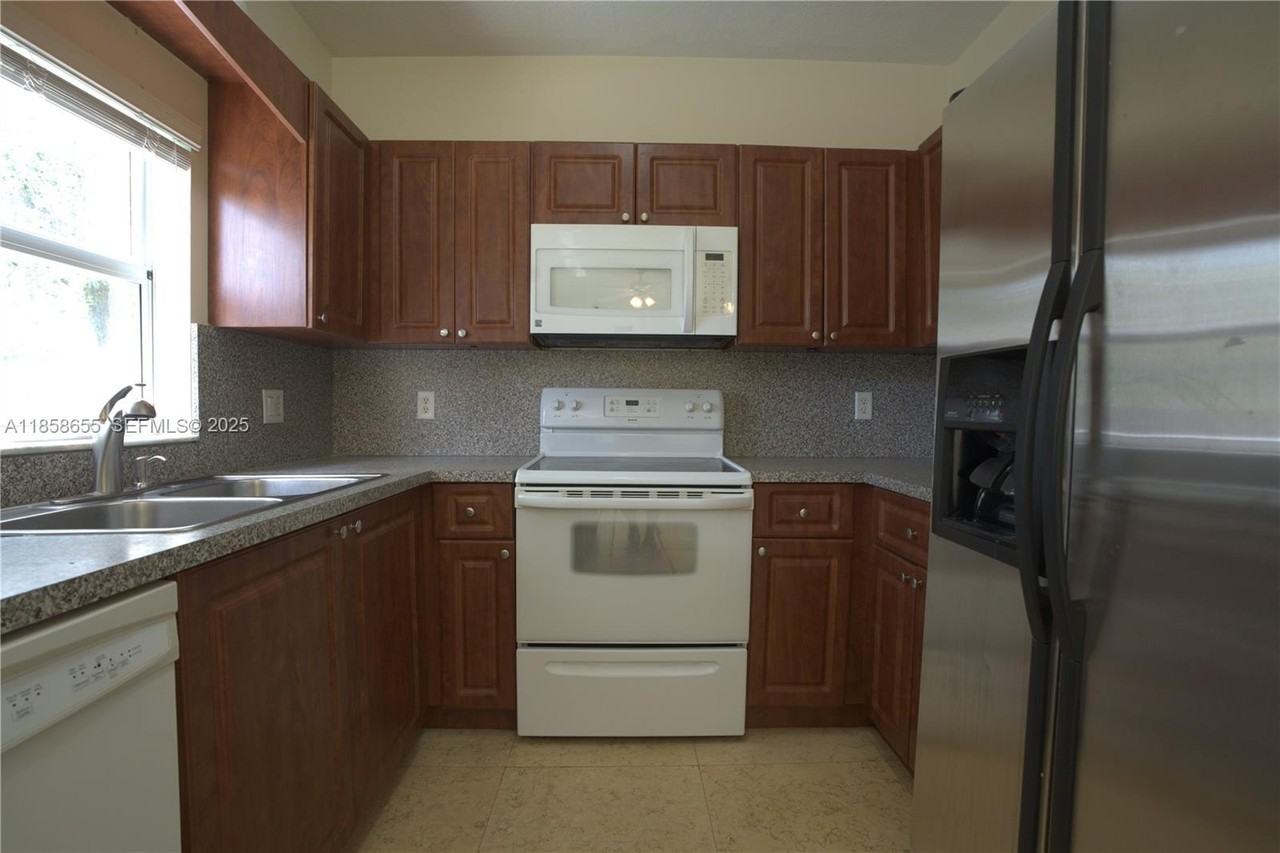 4100 Northeast 25th Street - Photo 3 of 25