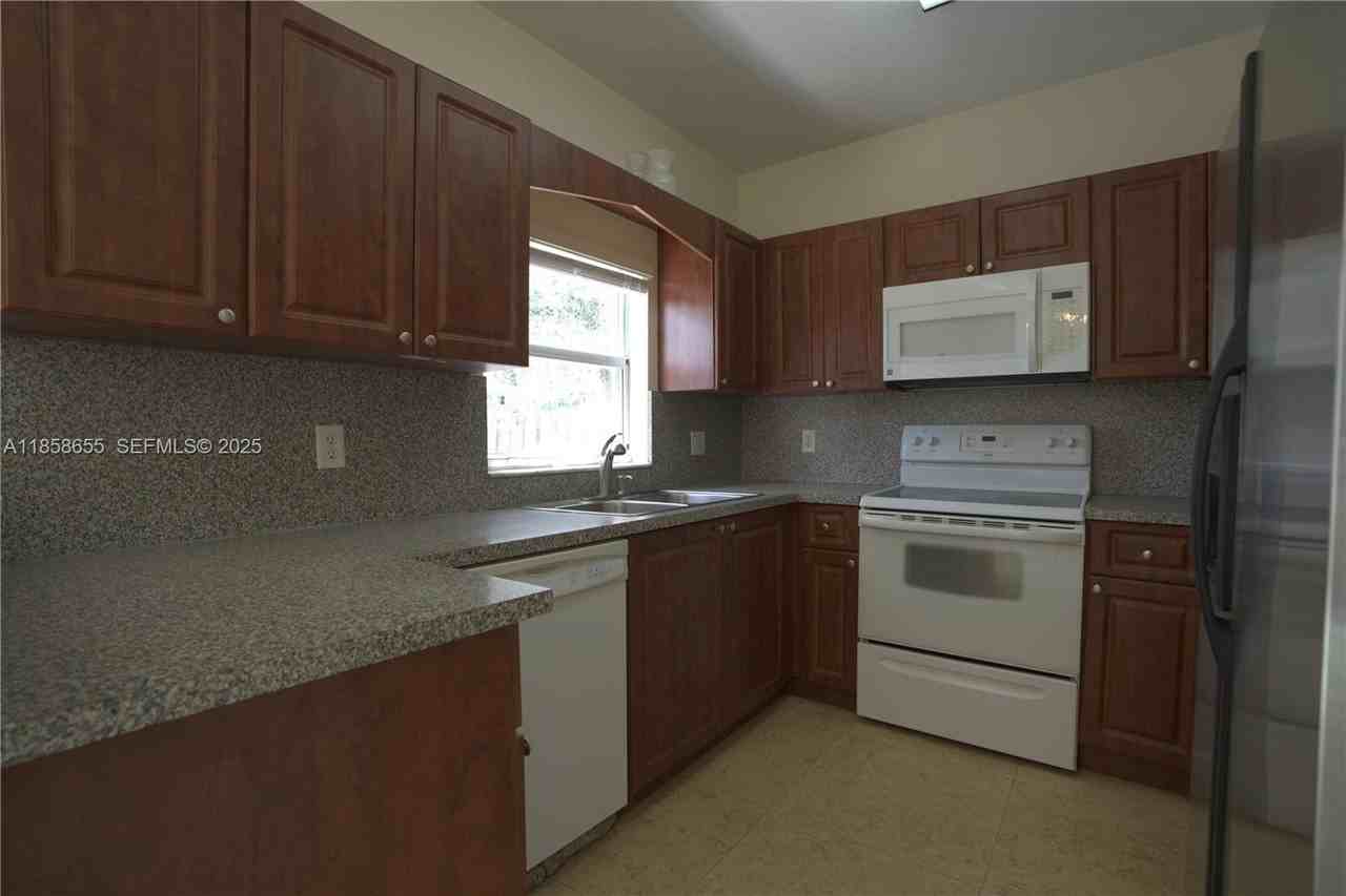 4100 Northeast 25th Street - Photo 4 of 25