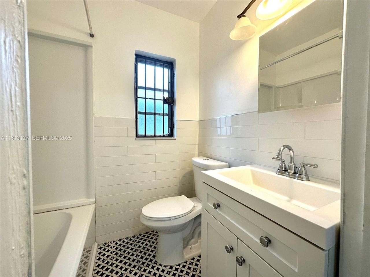 1941 Northeast 157th Terrace - Photo 5 of 22