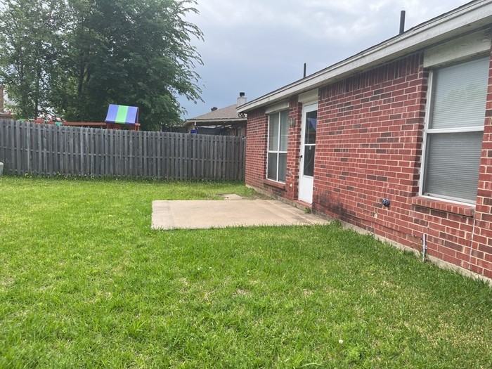 509 Hollyberry Dr - Photo 3 of 7