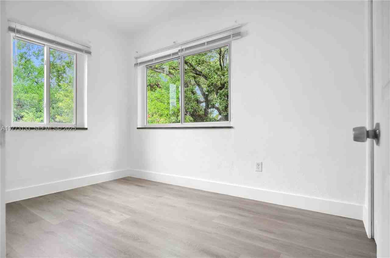 3041 Northwest 15th Street - Photo 5 of 16