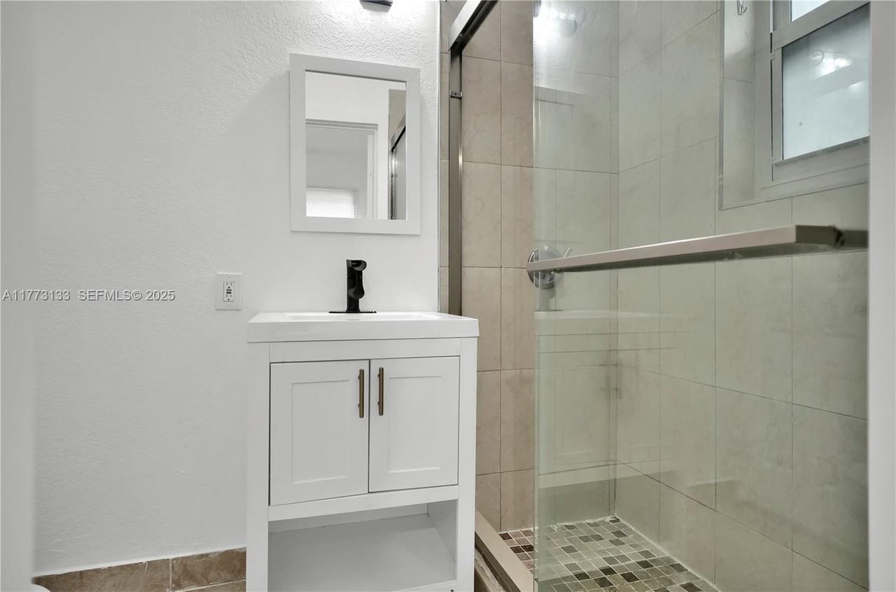 3041 Northwest 15th Street - Photo 6 of 16