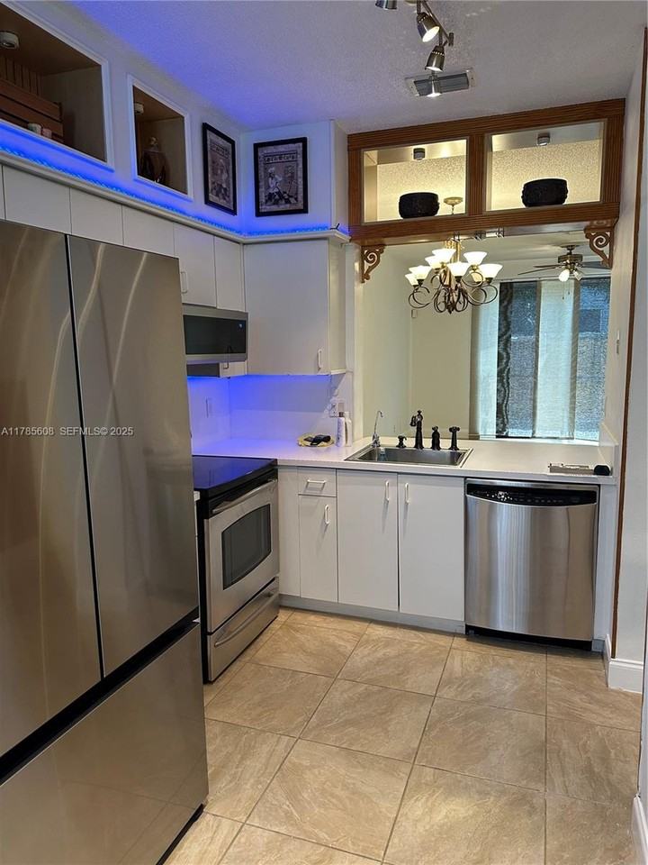 21275 Northeast 8th Place ##4 - Photo 6 of 24