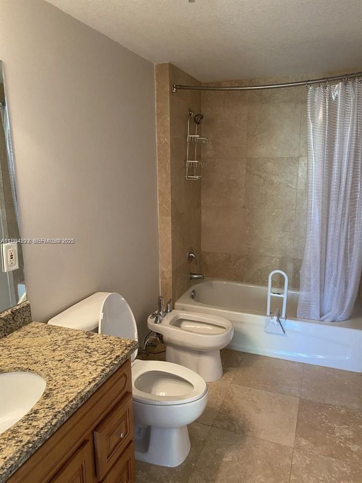 3530 Southwest 22nd Street ##913 - Photo 7 of 13