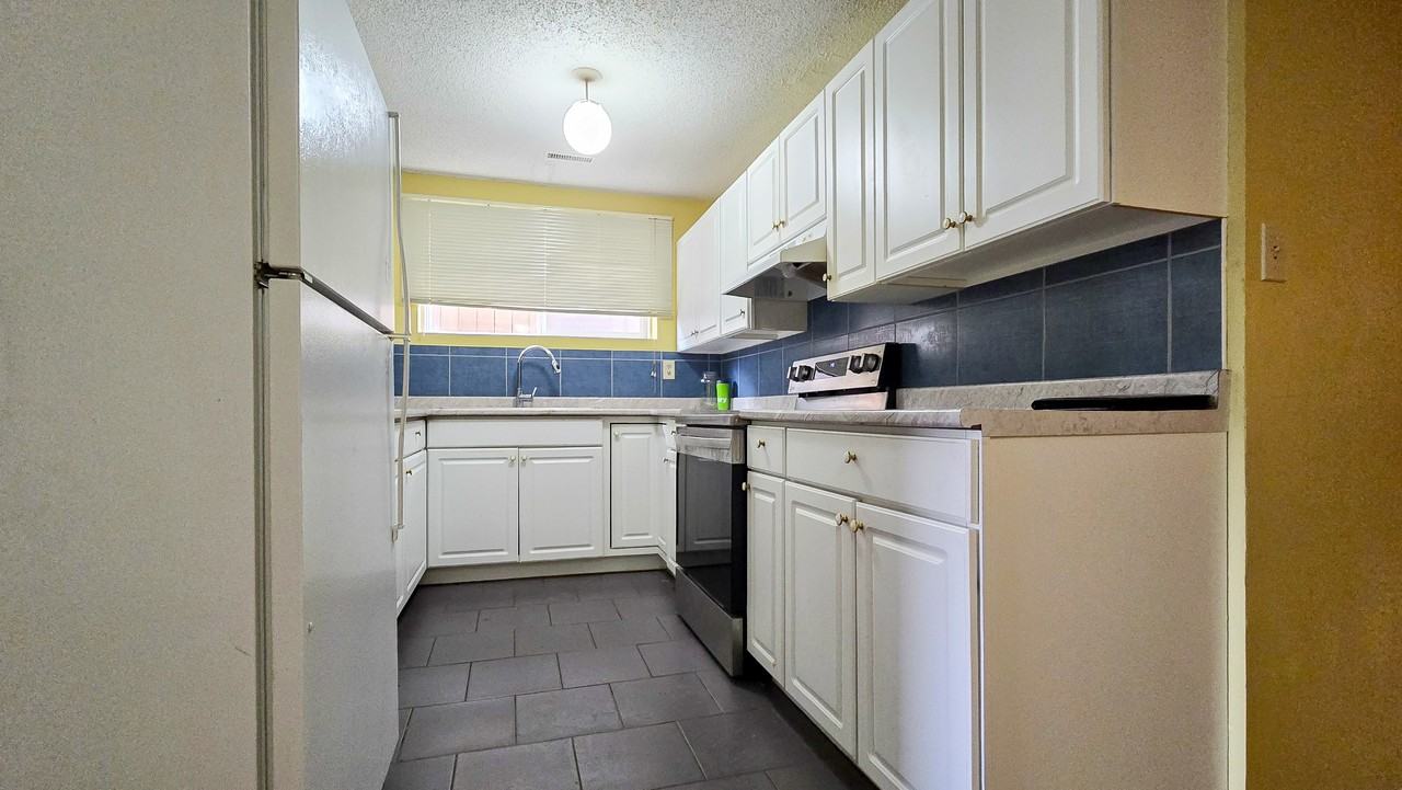 1500 36 Street SE - Photo 5 of 20