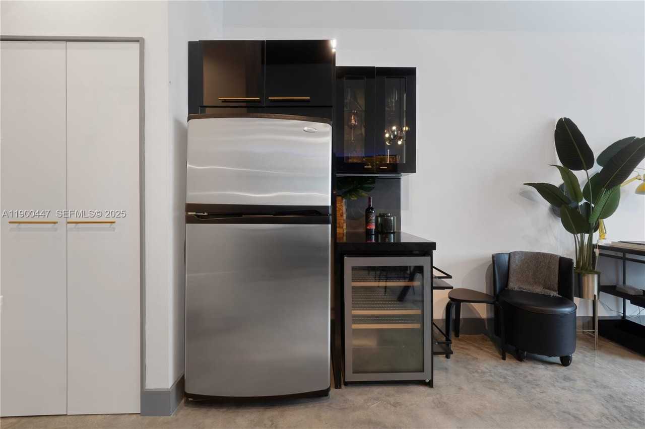 253 Northeast 2nd Street ##314 - Photo 5 of 40