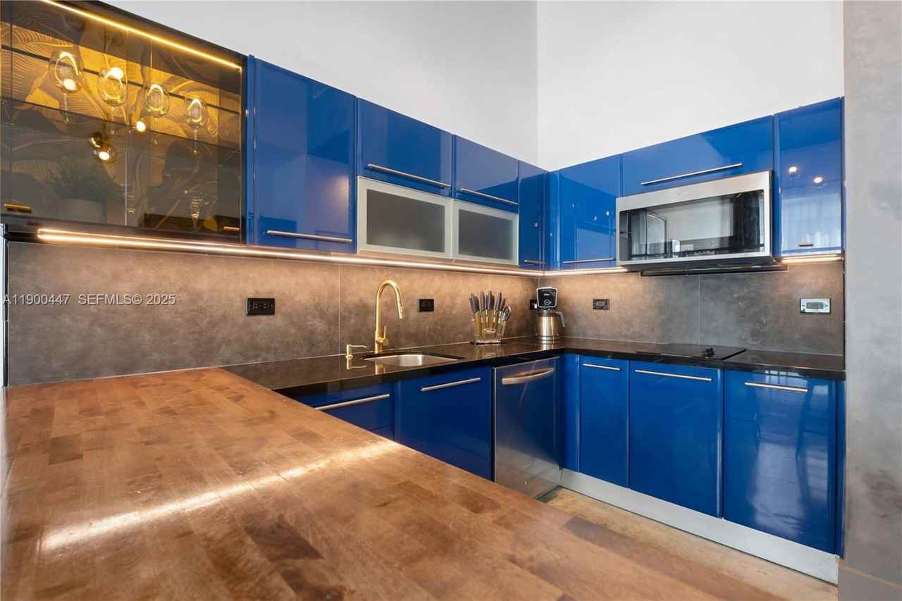 253 Northeast 2nd Street ##314 - Photo 6 of 40