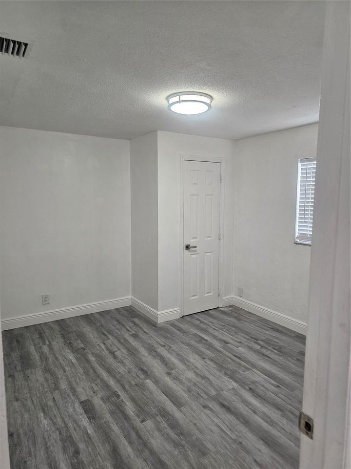 1910 Northeast 1st Terrace - Photo 5 of 8