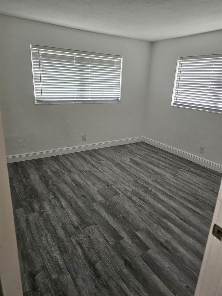 1910 Northeast 1st Terrace - Photo 6 of 8