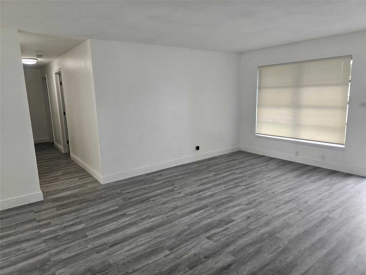 1910 Northeast 1st Terrace - Photo 7 of 8