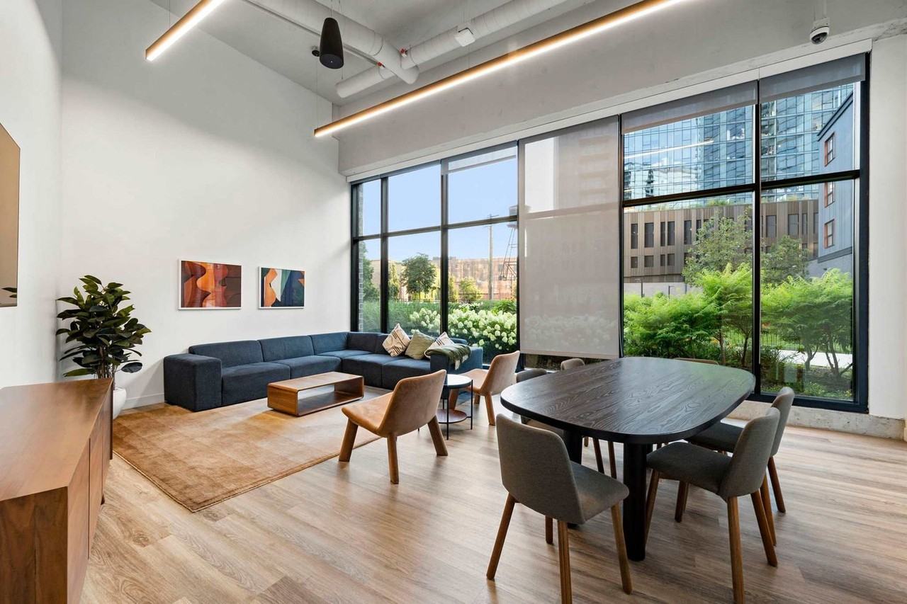 853 West Blackhawk Street - Photo 4 of 36