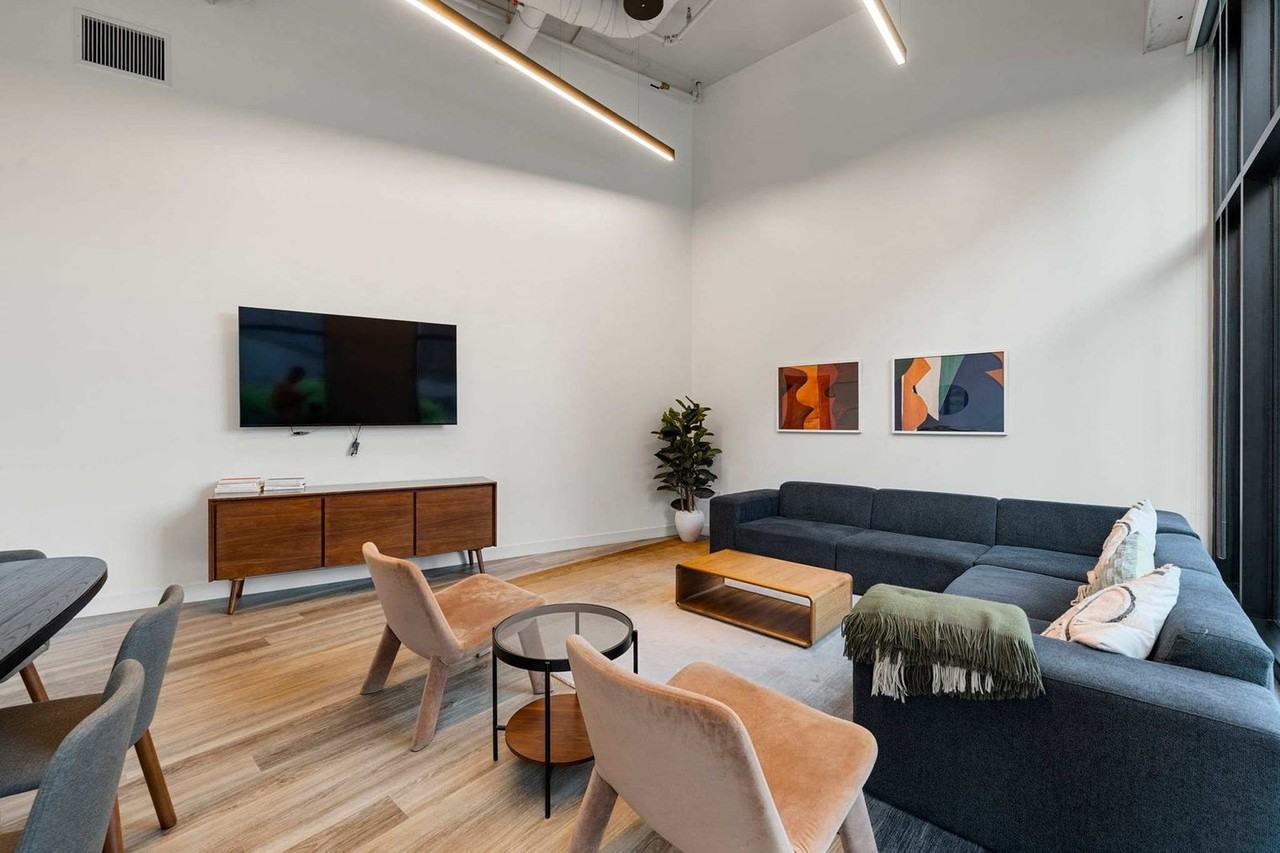 853 West Blackhawk Street - Photo 5 of 36