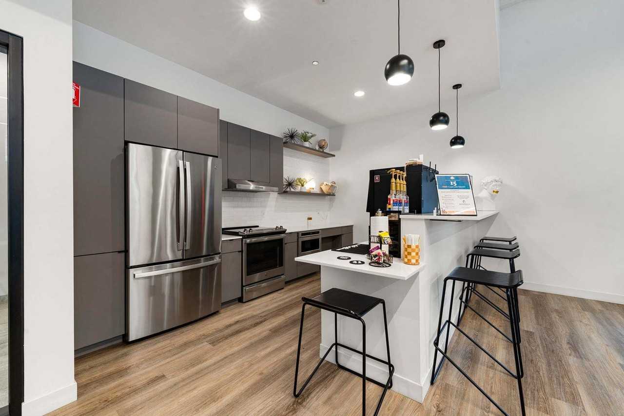 853 West Blackhawk Street - Photo 6 of 36