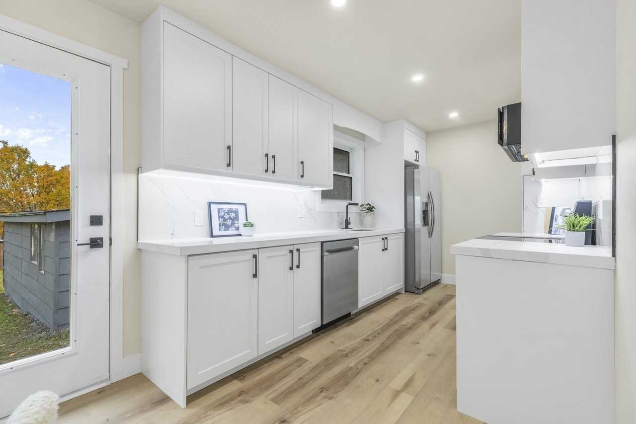 239 Commissioners Rd W - Photo 3 of 8