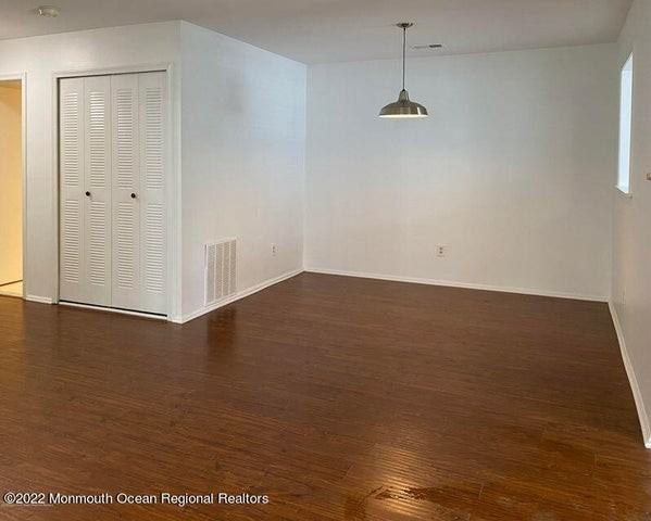 407 Hampton Court - Photo 7 of 13