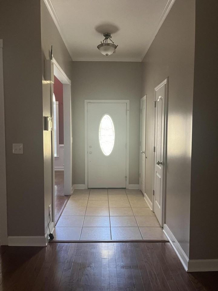 110 Stratford Ln - Photo 2 of 16