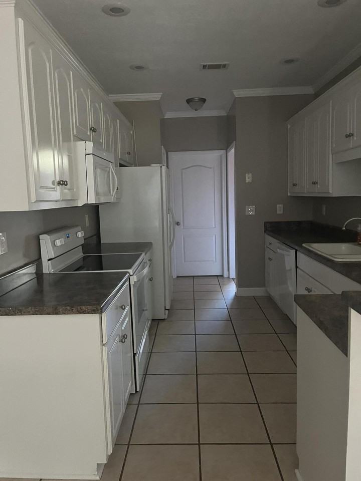 110 Stratford Ln - Photo 5 of 16