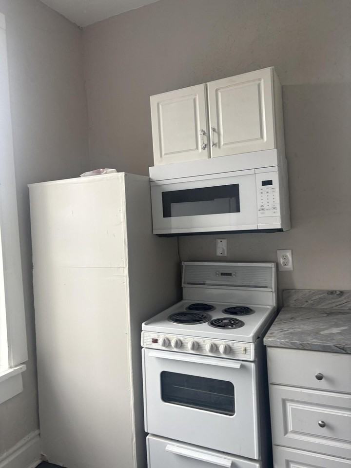 247 Walker St - Photo 5 of 18