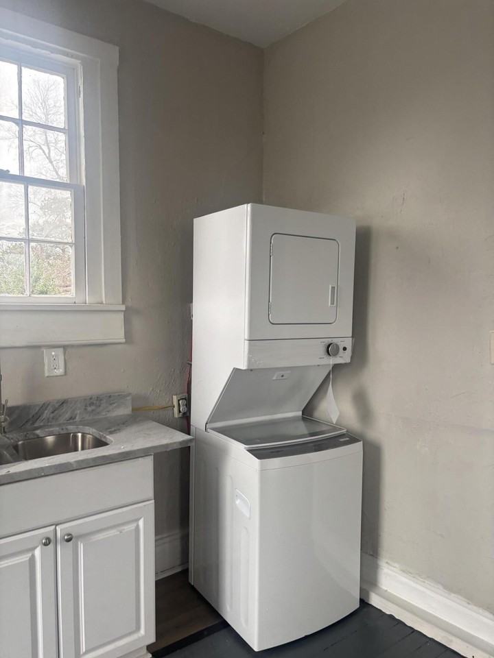 247 Walker St - Photo 6 of 18