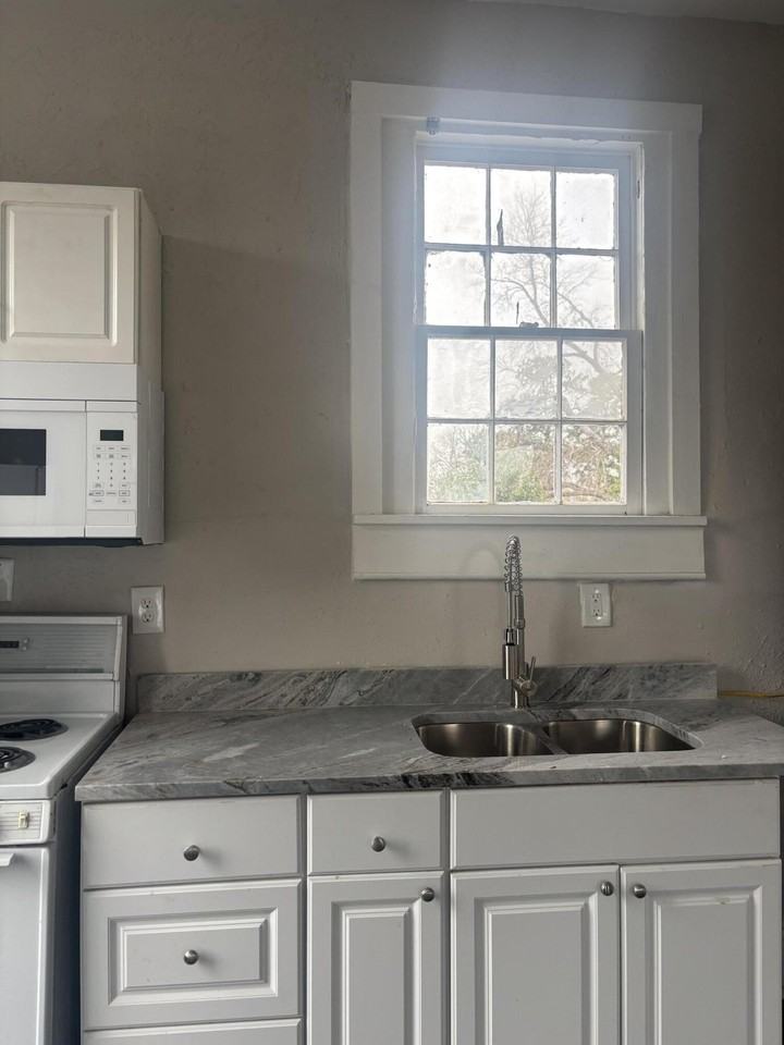 247 Walker St - Photo 7 of 18