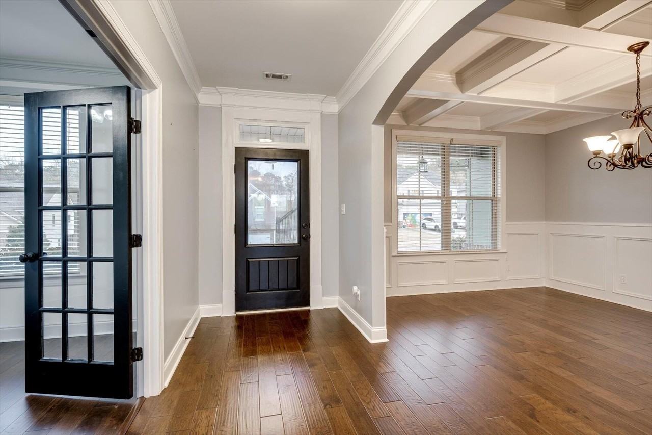 8647 Crenshaw Dr - Photo 3 of 37