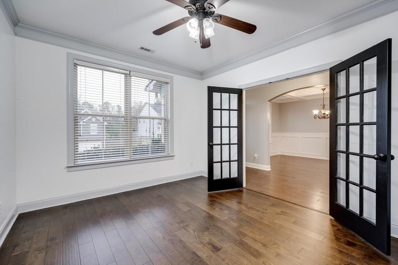 8647 Crenshaw Dr - Photo 5 of 37