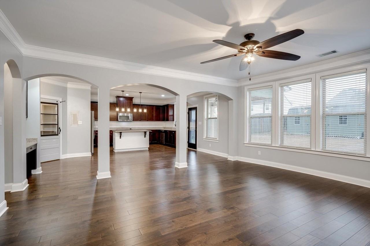 8647 Crenshaw Dr - Photo 7 of 37