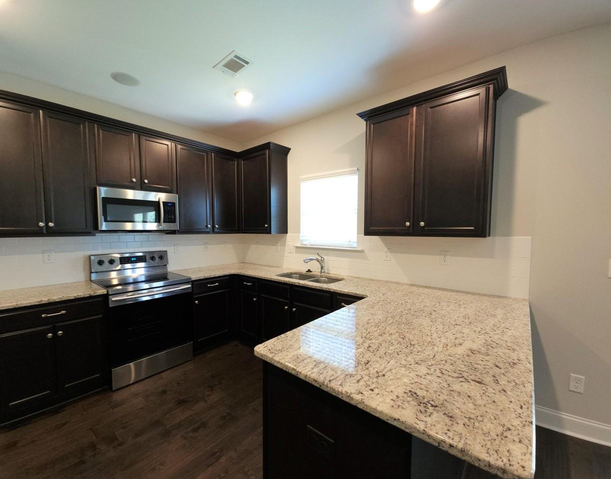 2138 Kinsale Ave - Photo 4 of 16