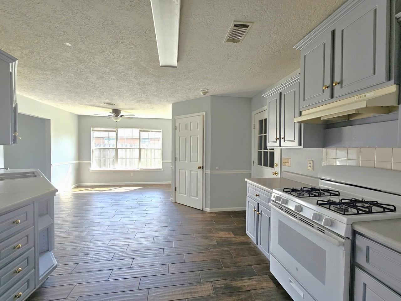 301 Summerfield Cir - Photo 5 of 14