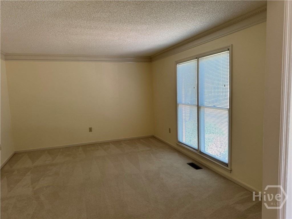 140 Yorkshire Rd - Photo 4 of 37