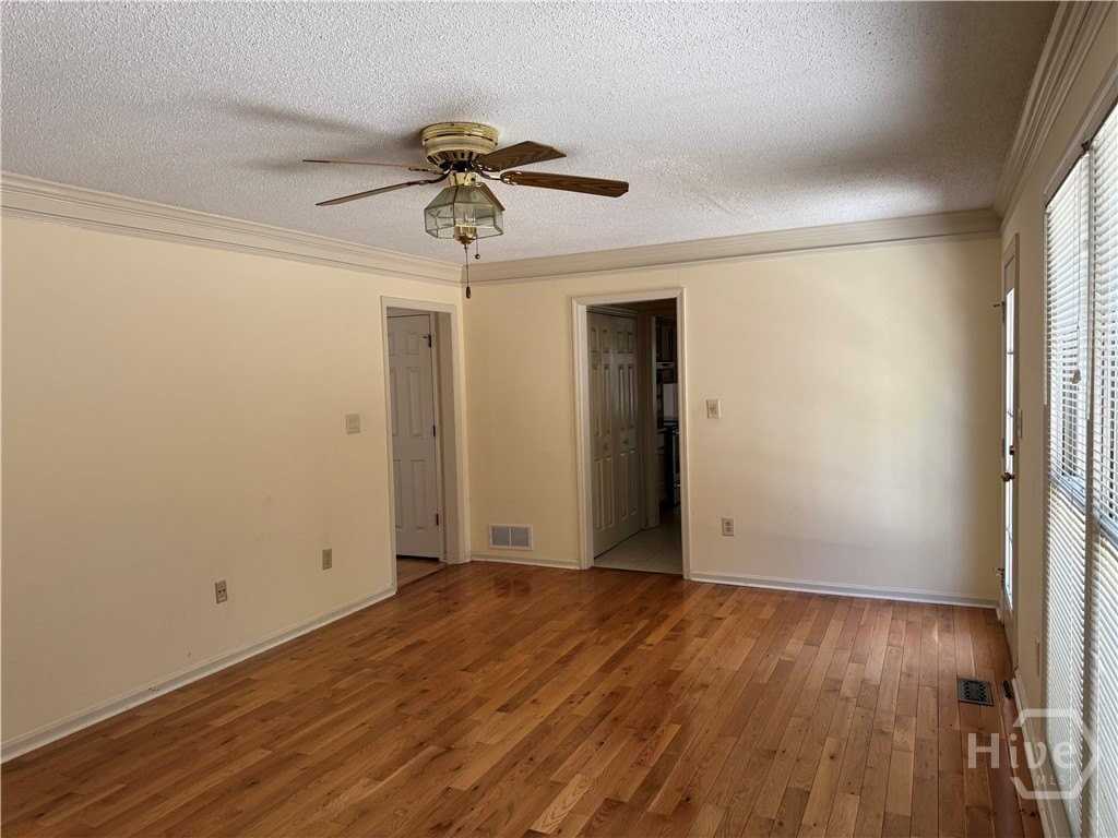 140 Yorkshire Rd - Photo 7 of 37