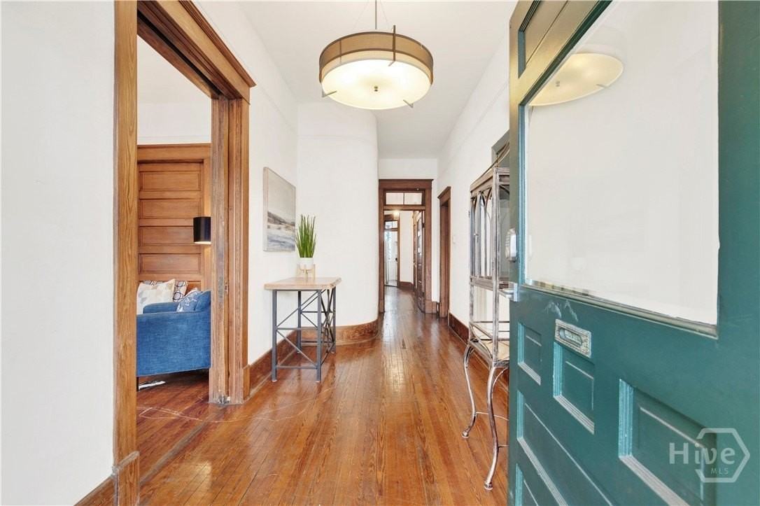 118 W Waldburg St - Photo 7 of 34