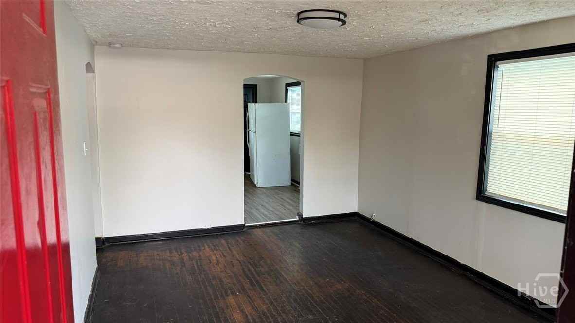 1129 Darwin St - Photo 3 of 12