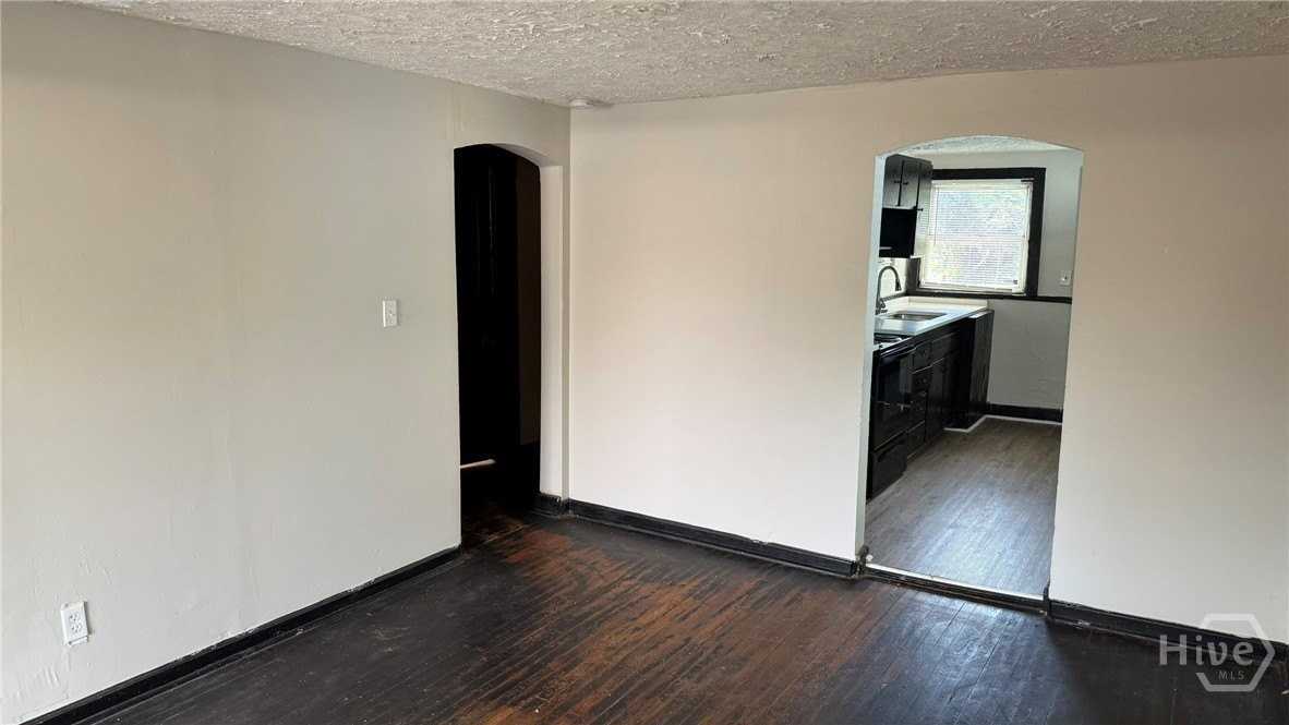 1129 Darwin St - Photo 4 of 12