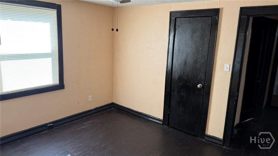 1129 Darwin St - Photo 7 of 12