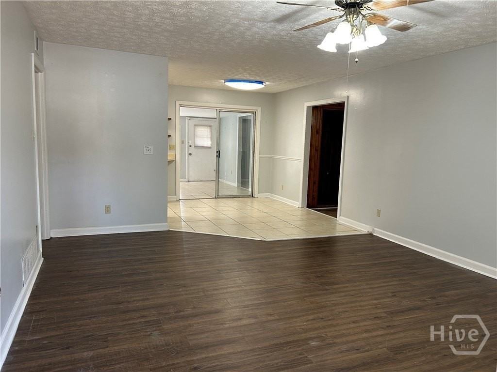 511 Dyches Dr - Photo 2 of 14