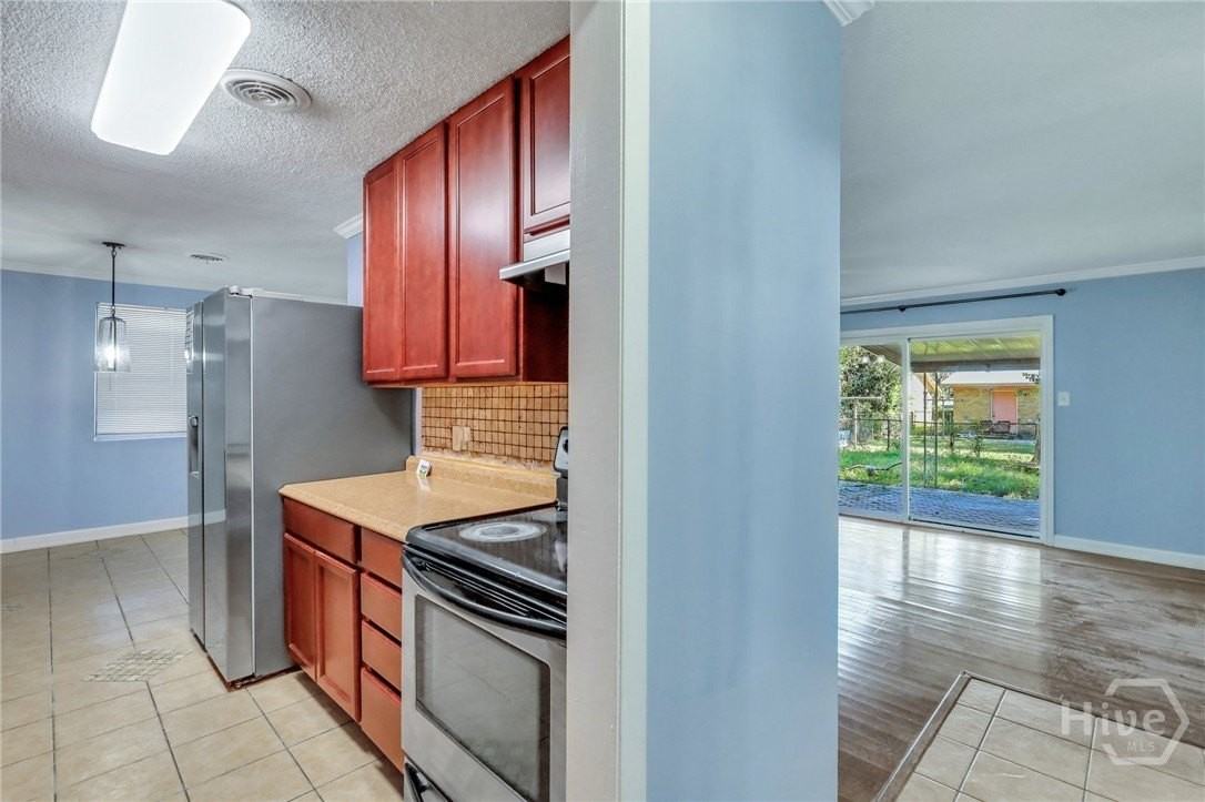 5908 Fairview Ave - Photo 5 of 33