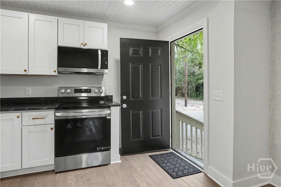 121 W 61st St - Photo 3 of 18