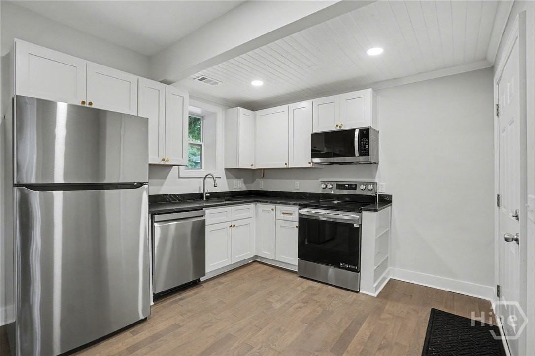 121 W 61st St - Photo 4 of 18