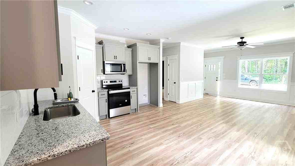 137 Jane St - Photo 4 of 17